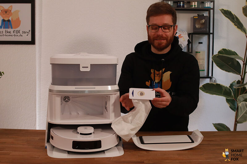 Der Einwegbeutel der ECOVACS DEEBOT T30 PRO OMNI Station wird in der Hand gehalten.